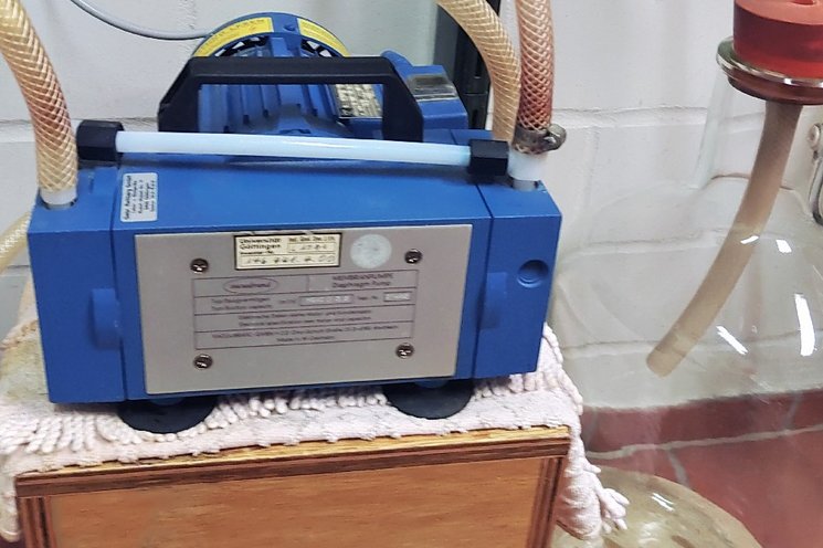 Membranpumpe von VACUUBRAND zur Filtration von Tonmineralen
