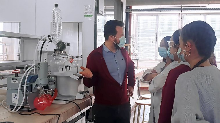 Beliebtes Laborgerät bei Schulungen an Universitäten – der Vakuumpumpstand PC 101 NT am Rotationsverdampfer