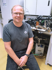 Professor Engel im Gaschromatographischen Labor mit der Schraubenpumpe VACUU·PURE® 10 als Vorpumpe für Massenspektrometer