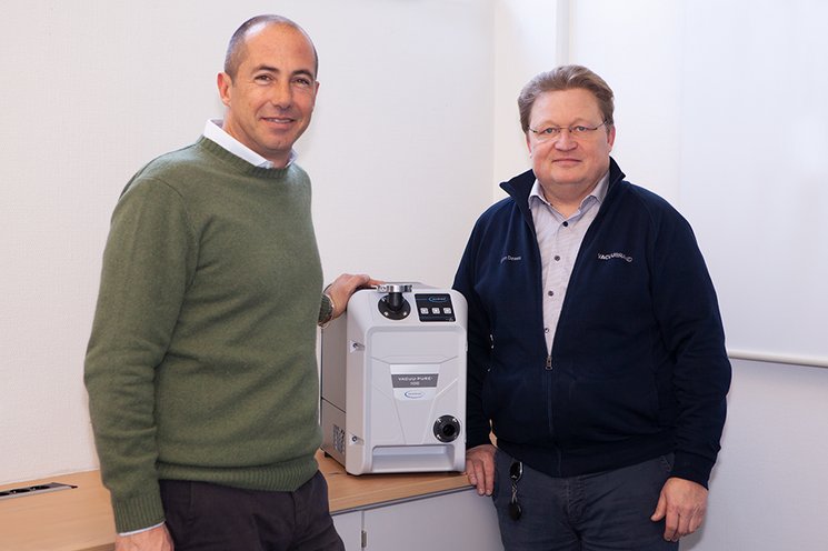 Deltek und VACUUBRAND als starke Partner für hochwertige Vakuumgeräte (v.l.n.r.: Dr. Francesco de Luca di Roseto, Björn Dewes)