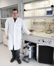 The powerful VACUU·PURE® 10C screw pump supplies two fume hoods simultaneously in the lab of Dr. Lukinavičius. The powerful VACUU·PURE® 10C screw pump supplies two fume hoods simultaneously in the lab of Dr. Lukinavičius.