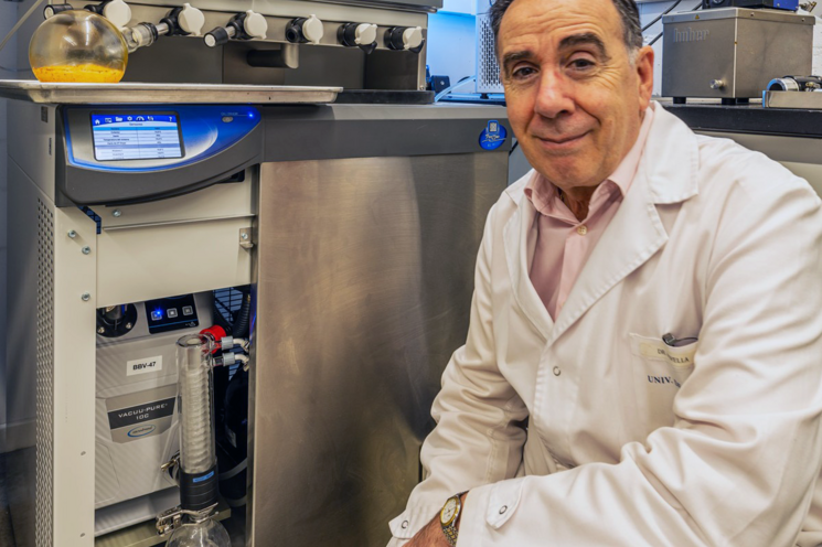 Dr. José Luis Novella with the VACUU·PURE® screw pump on the freeze dryer